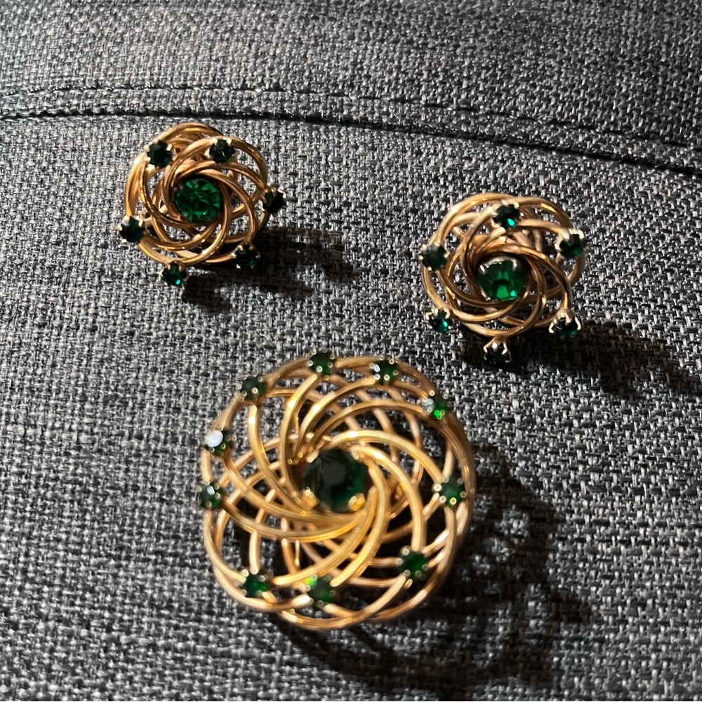 Vintage Charles Reis Gold & Green Brooch and Earring Set - Picture 4 of 17
